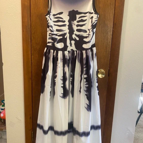 Chic Skeleton Print Maxi Dress in Black and White - Picture 4 of 5